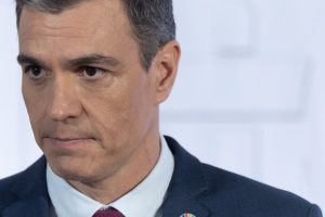 El presidente del Gobierno, Pedro Sánchez, comparece en rueda de prensa tras el último Consejo de Ministros, en el Complejo de la Moncloa, a 27 de diciembre de 2022, en Madrid (España). Durante su comparecencia, Sánchez ha hecho un balance político del año, justo después de que el último Consejo de Ministros de 2022 aprobase un paquete de medidas para paliar los efectos de la guerra de Ucrania, especialmente en el alza de los precios. El proyecto tendrá un impacto económico de entre 7.000 millones y 10.000 millones y combinará la extensión de algunas iniciativas que ya están en marcha con la adopción de otras nuevas. 27 DICIEMBRE 2022;MADRID;RUEDA DE PRENSA;PEDRO SÁNCHEZ;BALANCE 2022;ULTIMO CONSEJO DE MINISTROS Eduardo Parra / Europa Press 27/12/2022